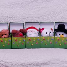 Plüssfigura - karácsonyi zenélő plüssjáték dobozban